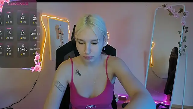 EvelinaLuu online show from April 22, 1:46 am