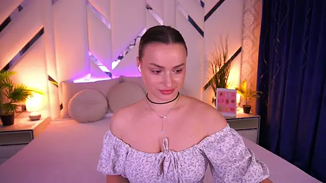 LindsieGreyy online show from February 15, 8:46 am