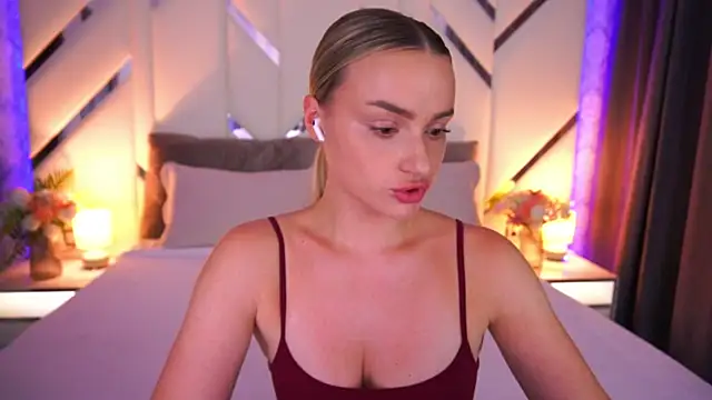 LindsieGreyy online show from July 14, 1:16 pm
