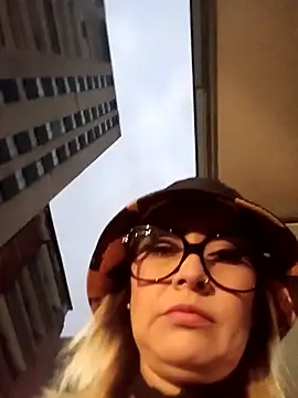 CandieGilson   online show from November 18, 10:38 am