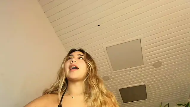 Hornyholly   online show from December 20, 12:25 am