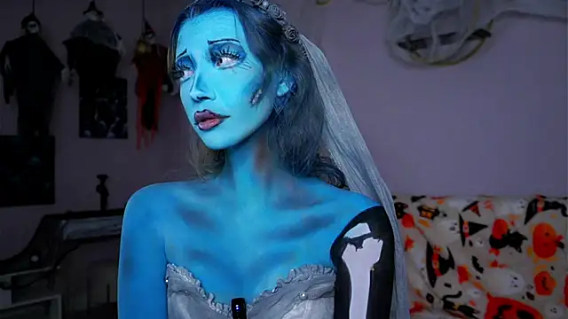 SunnivaCovil online show from October 31, 4:11 pm