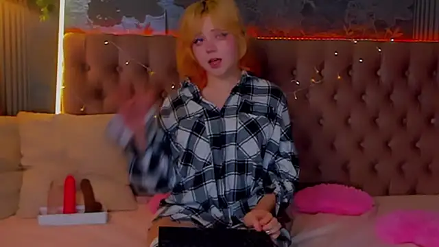 EmilyAngells online show from February 5, 8:06 am