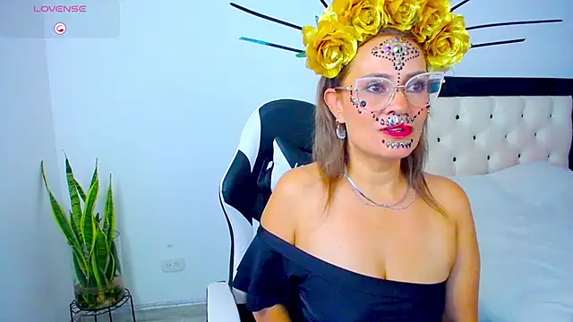 CarolinneFiotti online show from October 31, 5:50 pm