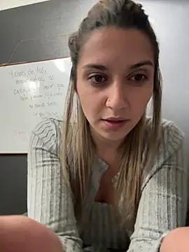 Isabella Varella online show from February 11, 12:50 pm