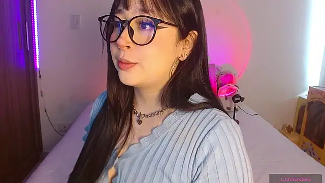 Oliviargf online show from June 24, 1:32 pm