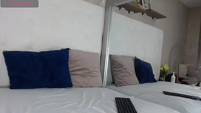 willow smitt online show from November 19, 12:49 pm