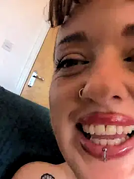 Petite Juicy Olive online show from April 24, 1:03 pm