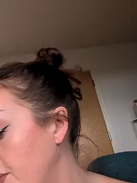 Petite Juicy Olive online show from May 14, 12:44 pm