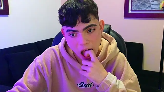 lukeboyce33 online show from October 19, 12:01 am