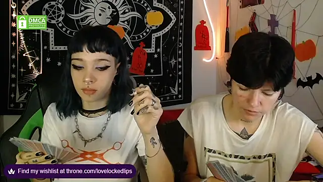 lovelockedlips online show from October 27, 4:52 am