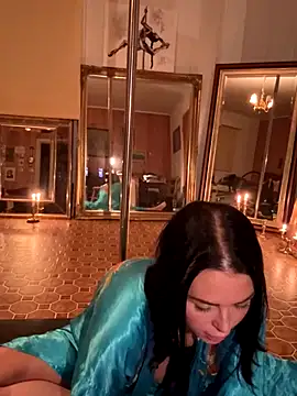 missninasparkle online show from October 15, 9:50 pm