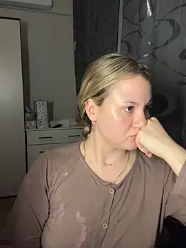 mollygirll online show from April 11, 7:50 pm