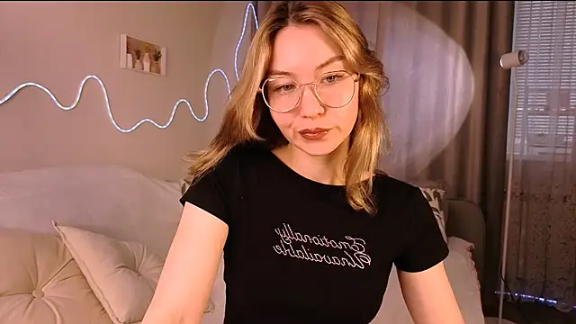 Lilo Sims online show from October 22, 5:34 am