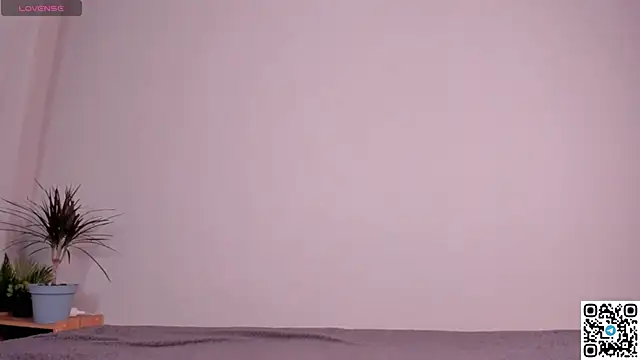 emmelieflorence online show from December 17, 6:45 pm