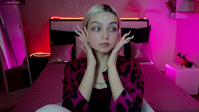 LinaLirian online show from November 12, 1:42 pm