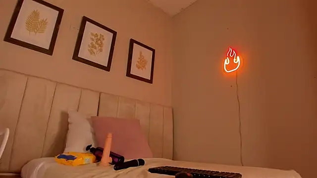  lucia 18 online show from October 4, 12:33 pm