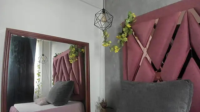 viollettaa  online show from April 14, 7:03 pm