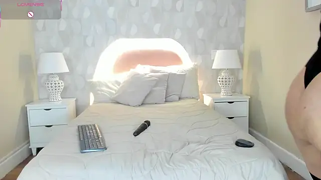 isabella milf  online show from November 7, 7:30 pm