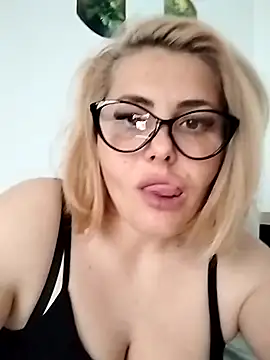 LarisseBelle online show from April 28, 4:00 pm