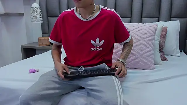 ZoeKrug online show from March 3, 12:11 pm