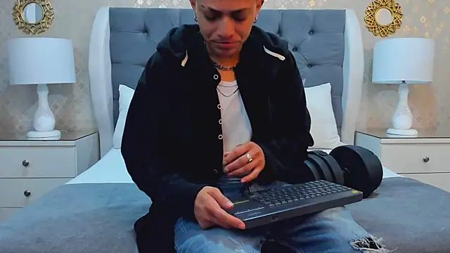 ZoeKrug online show from October 18, 12:19 pm