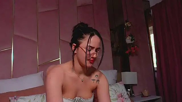 LucyLextonX online show from April 16, 4:35 am