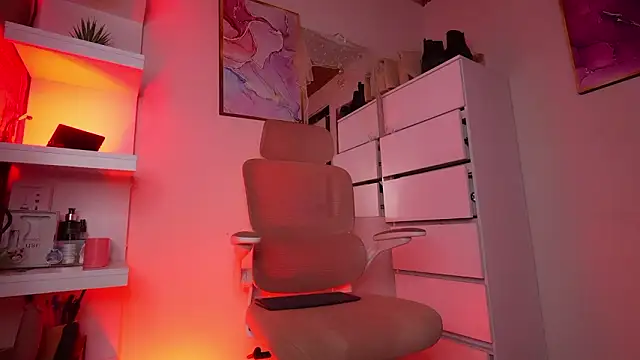 Dannaa Lovs online show from March 14, 2:40 pm