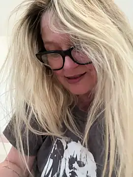 SuzieSub online show from April 16, 4:28 pm