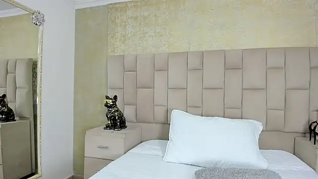 cloesummerr  online show from September 19, 1:21 pm