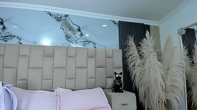 cloesummerr  online show from April 18, 7:07 pm