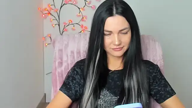 Lune Moon online show from April 18, 5:43 am