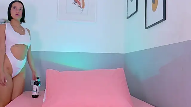 cutepetitee online show from December 1, 7:05 pm