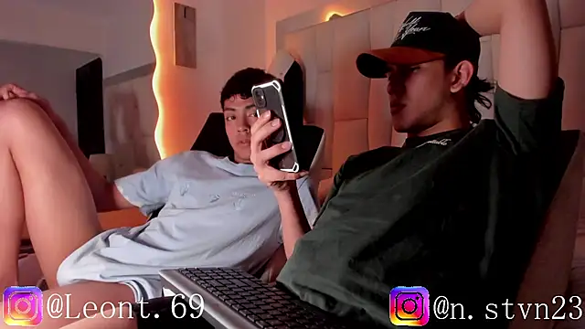 LoganTwink18 online show from April 13, 1:18 am