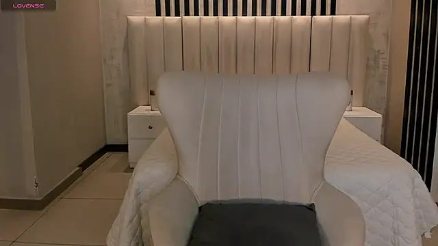 AmbarJames  online show from April 8, 11:23 am