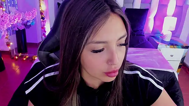 Adaara Rey online show from December 4, 10:43 pm