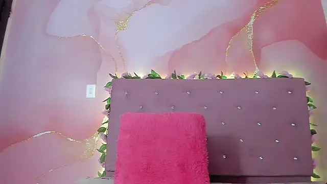 violet taylor  online show from April 9, 2:25 am