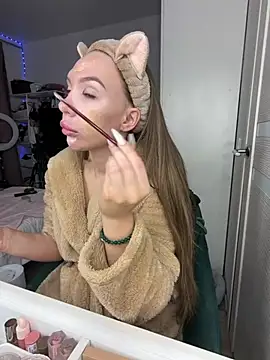 AlysonHuxley  online show from February 7, 1:20 am