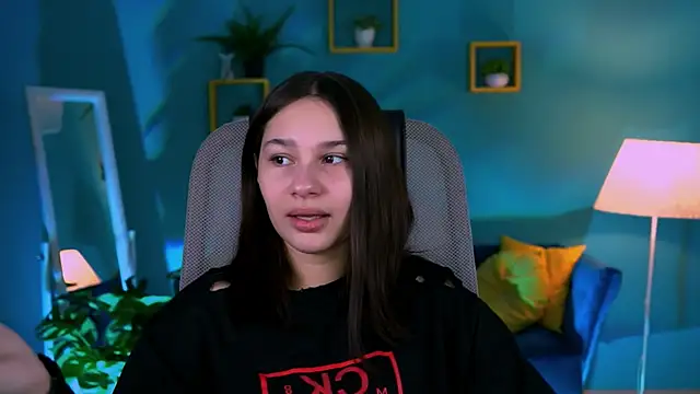 KimClarks  online show from November 9, 2:35 pm