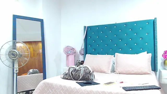 KimScarleth online show from September 16, 1:30 pm