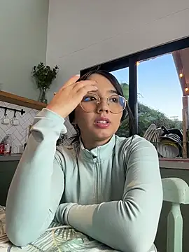 Michelle Zoe online show from April 9, 10:59 pm