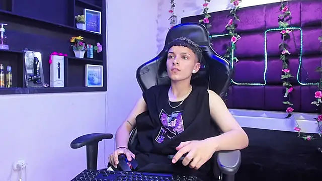 Megan Thompson  online show from November 21, 2:35 am