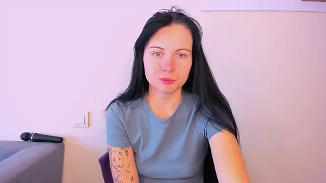 Elle Pearl  online show from October 15, 6:05 am