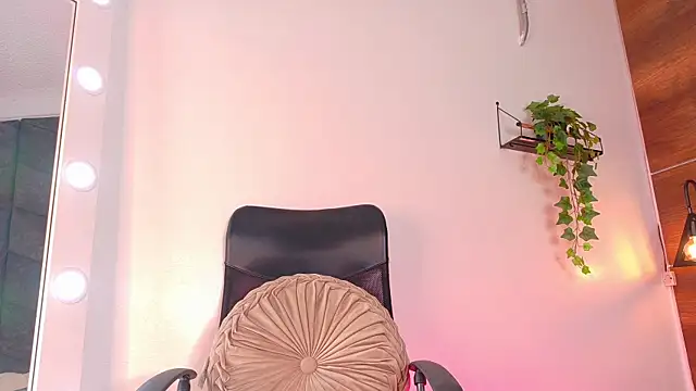 TiffValentinee  online show from October 20, 8:01 pm