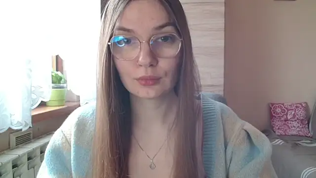 LooveELLYx online show from April 11, 6:30 am