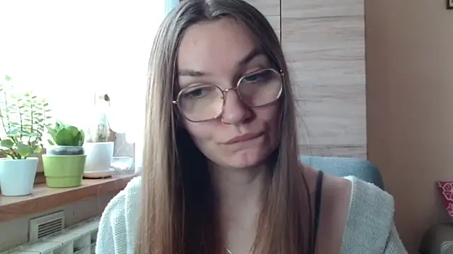 LooveELLYx online show from March 10, 7:45 am