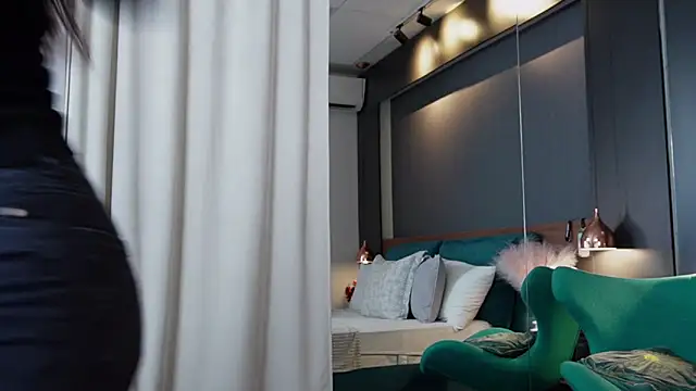 EmilyTrix online show from April 19, 9:28 pm