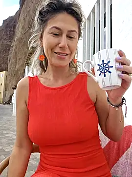 CelynaRoss online show from October 13, 5:15 pm