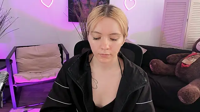 AuroraWrenfield online show from March 30, 4:45 am