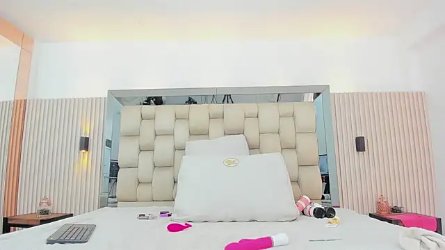 ikia lopez  online show from December 19, 7:06 pm